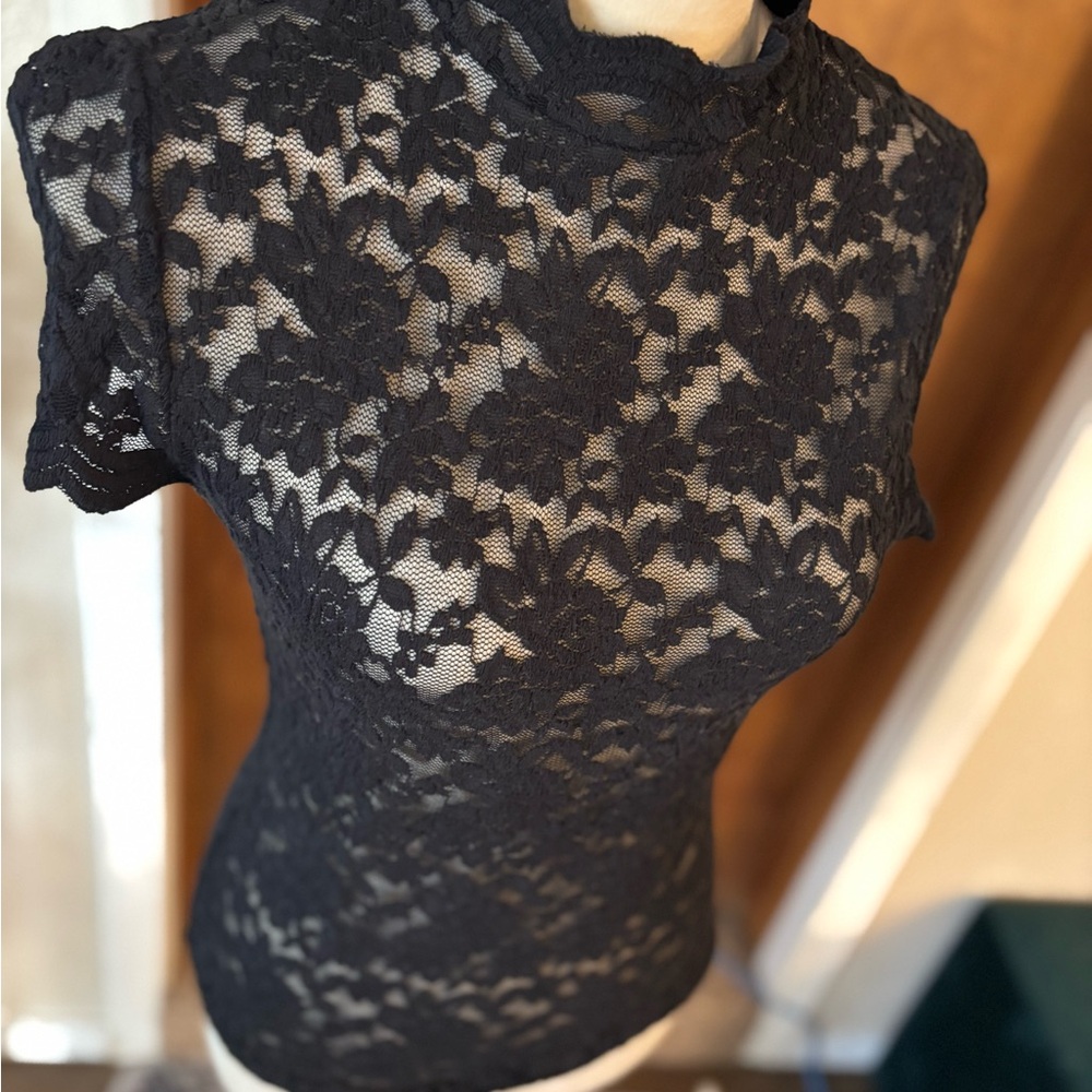 Woman’s lace top size large - Picture 2 of 10